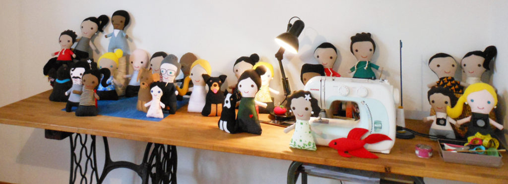 Piccolo Artista workshop with a sewing machine and handmade personalized creations.