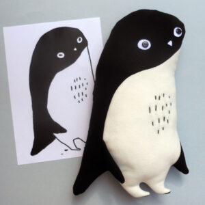 Peluche personnalisée créée à partir d'un dessin d'enfant avec le dessin original à côté par Piccolo Artista